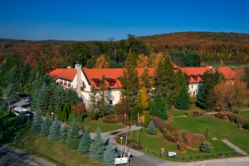   - Szarvaskút Wellness Hotel és Kemencés Étterem Zirc