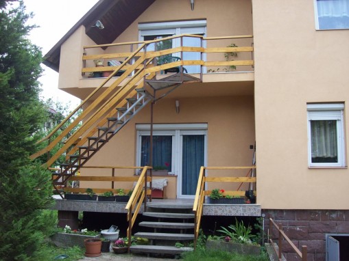   - Dóra Apartman Balatonalmádi